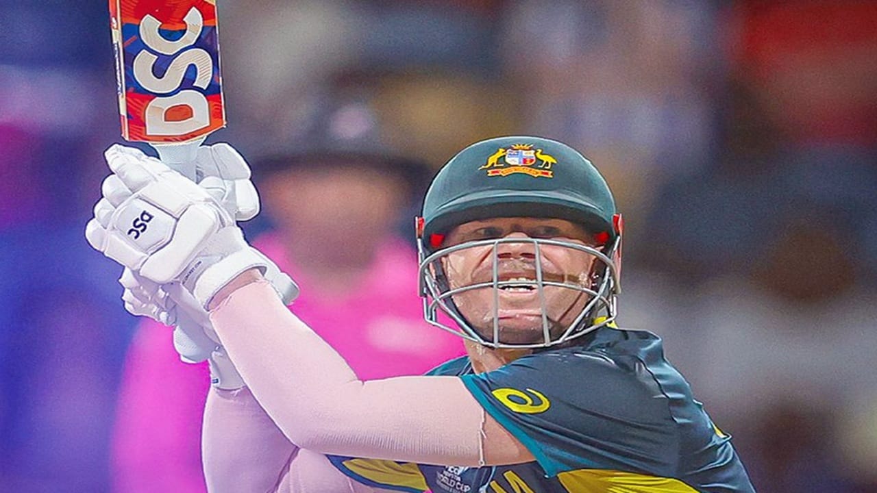 ऑस्ट्रेलियाच्या डेव्हिड वॉर्नर याने टी 20i वर्ल्ड कप 2024 स्पर्धेनंतर आंतरराष्ट्रीय क्रिकेटमधून निवृत्ती घेतली होती. वॉर्नरने या स्पर्धेच्या इतिहासात एकूण 41 सामन्यांमध्ये 984 धावा केल्या आहेत. (Photo Credit : Icc X Account)