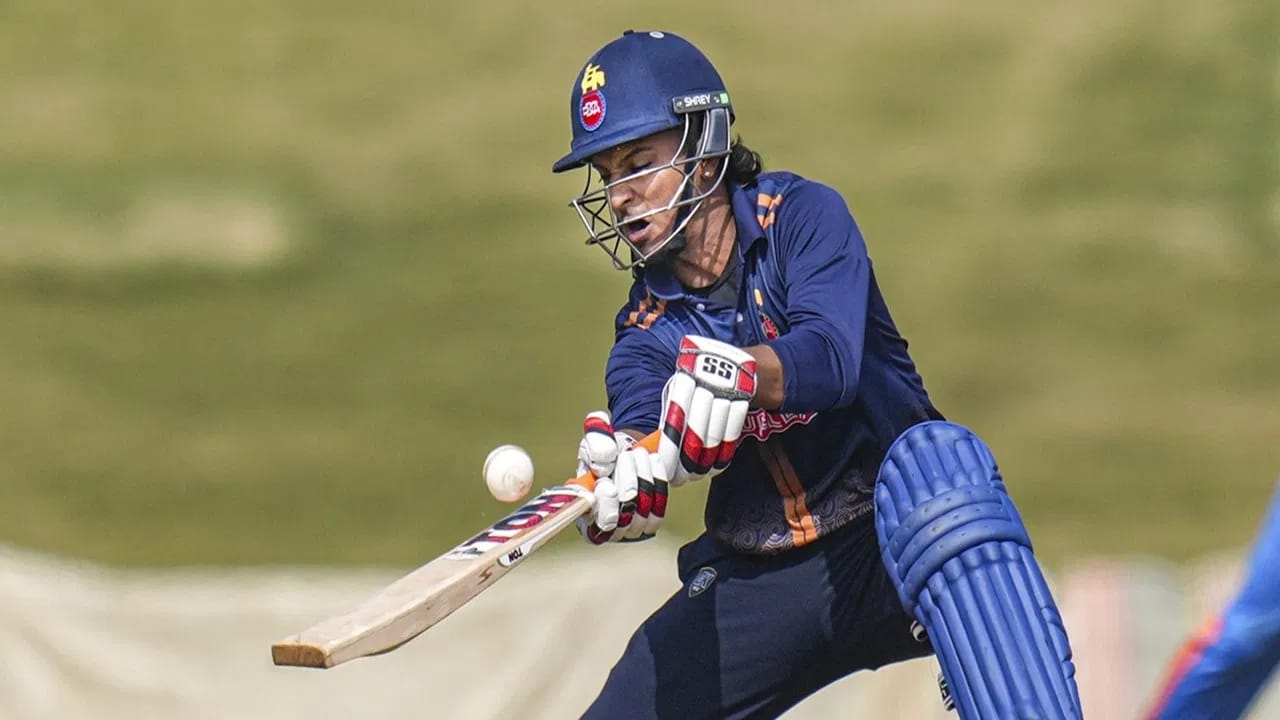 आयुष बडोनी याला लिस्ट ए क्रिकेटमध्ये 27 सामने खेळण्याचा अनुभव आहे. आयुषने लिस्ट ए कारकीर्दीत 36.4 च्या सरासरीने 693 धावा केल्या आहेत. आयुषने या दरम्यान 1 शतक आणि 5 अर्धशतकं झळकावली आहेत. (Photo Credit : PTI)