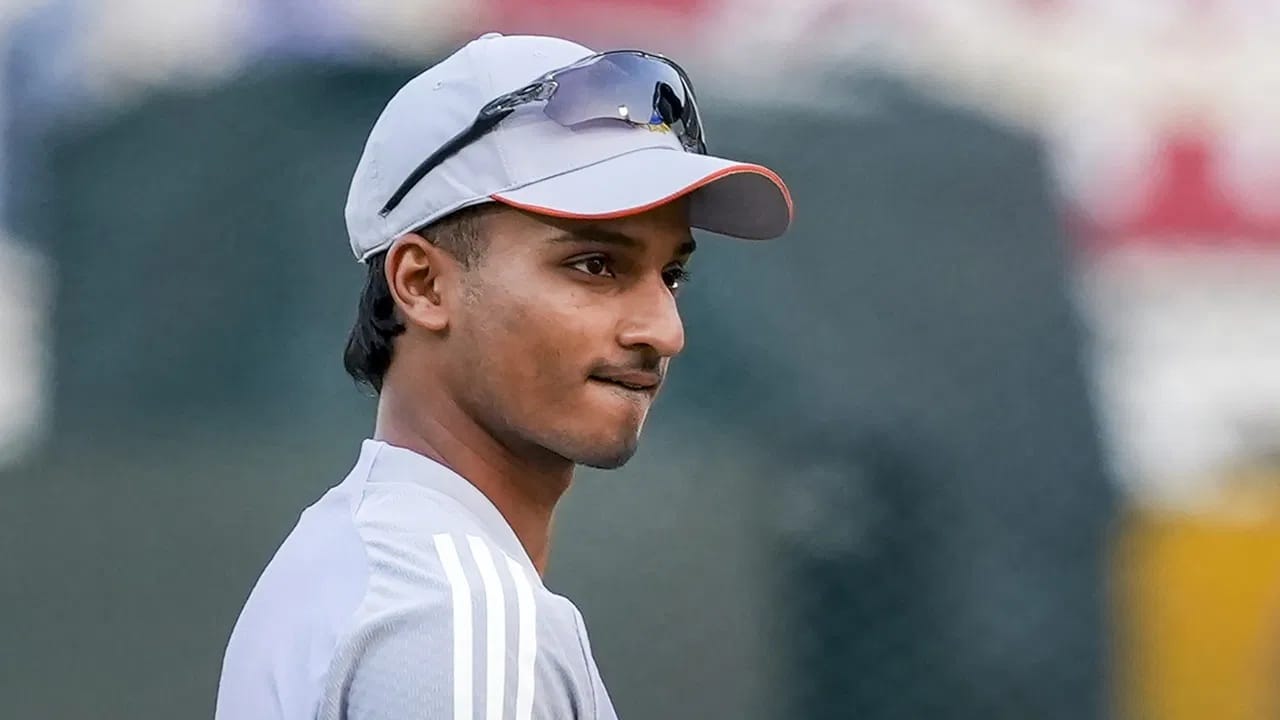 आयसीसी टी 20I वर्ल्ड कप 2026 स्पर्धेला 7 फेब्रुवारीपासून सुरुवात होणार आहे. त्याआधी सराव सामन्यांचा थरार रंगणार आहे. या सराव सामन्यांसाठी दिल्लीच्या 2 खेळाडूंची निवड करण्यात आली आहे. प्रियांश आर्या आणि आयुष बडोनी या दोघांची इंडिया ए टीममध्ये निवड करण्यात आली आहे. सराव सामन्यांसाठी या दोघांना दिल्ली रणजी संघातून रिलीज करण्यात आलंय. तर आयुष दोसेजा याला दिल्लीच्या नेतृत्वाची जबाबदारी देण्यात आली आहे. (Photo Credit : PTI)