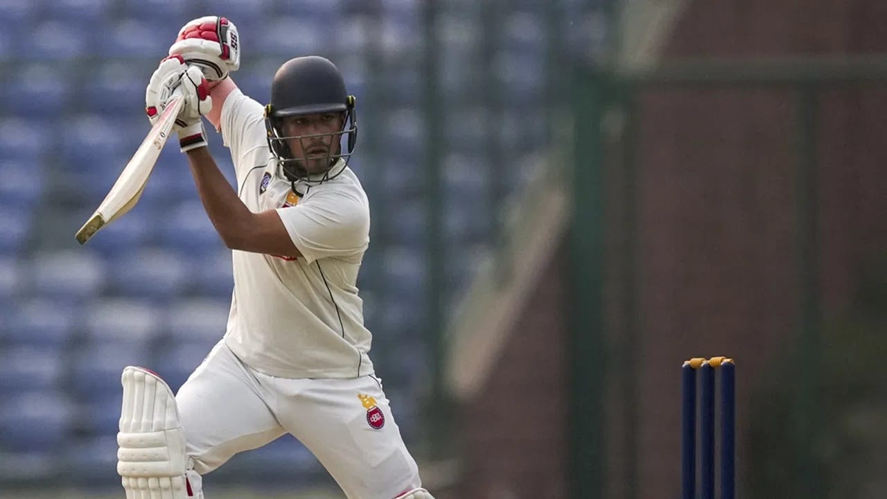 तर आता आयुष दोसेजा याला दिल्लीच्या कर्णधारपदाची धुरा सोपवण्यात आली आहे. आयुषने रणजी ट्रॉफी स्पर्धेत यंदाच्या हंगामात 98.75 च्या सरासरीने 790 धावा केल्या आहेत. तसेच आयुषने या दरम्यान 3 शतकं आणि 5 अर्धशतकं लगावली आहेत. (Photo Credit : PTI)