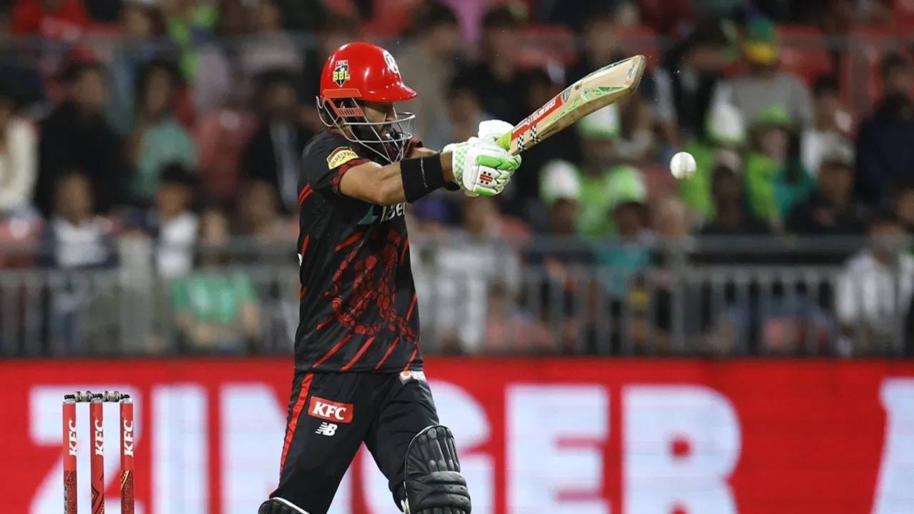 मोहम्मद रिझवान पाकिस्तानचा टॉप फलंदाज आहे. त्याच्यासोबत असं घडल्याने पाकिस्तानी क्रिकेट चाहत्यांचा संताप झाला. त्यांनी या प्रकरणी सोशल मीडियावर टीकेची झोड उठवली आहे. पण यामुळे त्याचा खेळ सुधारेल असं तर होऊ शकत नाही. असं असताना त्याला बिग बॅश लीगमधून किती पैसे मिळतात ते जाणून घ्या. (फोटो-GETTY IMAGES)