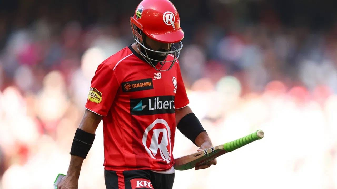 बिग बॅश लीग 2025-26 स्पर्धेत मोहम्मद रिझवान मेलबर्न रेनीगेड्स संघाकडून खेळत आहे. पण त्याची या स्पर्धेतील कामगिरी सुमार राहिली आहे. त्याचा प्रत्यय सिडनी थंडर विरूद्धच्या सामन्यात आला. त्यामुळे त्याला या सामन्यात रिटायर्ड आऊट घोषित केलं. पाकिस्तानच्या खेळाडूसोबत टी20 क्रिकेटमध्ये असं पहिल्यांदाच घडलं. (फोटो-GETTY IMAGES)