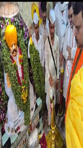 बीडच्या गहिनीनाथ गडावर फडणवीसांची हजेरी.