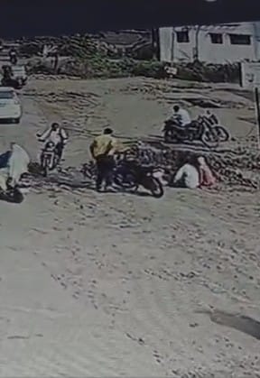 बीड येथील गोळीबारातून झालेल्या हत्येचे सीसीटीव्ही फुटेज आले समोर