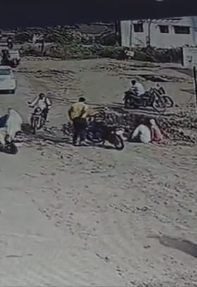 बीड येथील गोळीबारातून झालेल्या हत्येचे सीसीटीव्ही फुटेज आले समोर.