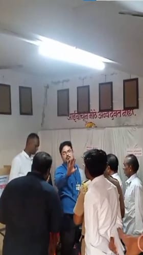 छत्रपती संभाजीनगरमधील मतदान केंद्रातील EVM मशीन अर्धा तास बंद.