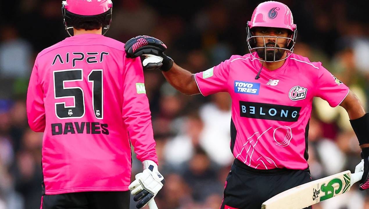 बाबर आझमचं फलंदाजीचं तंत्र ऑस्ट्रेलियात पूर्णपणे फेल गेलं आहे. वेग आणि उसळी घेण्याऱ्या चेंडूंचा सामना करणं त्याला कठीण गेल्याचं दिसत आहे. दुसरीकडे, फिरकीचा सामना करण्यात अडचण आली. इतकंच काय तर आक्रमक खेळच बाबर विसरल्याचं दिसून आलं.(Photo: Sydney Sixers X)