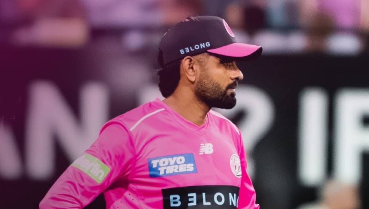 बाबर आझम फलंदाजीला आला आणि दुसऱ्या चेंडूवर बाद झाला. फिरकीपटू कूपर कॉनलीच्या गोलंदाजीवर स्टम्पिंग झाला. कॉनलीच्या चेंडूवर जोरदार फटका मारण्याच्या नादात क्रिजमधून पुढे आला आणि विकेट दिली. (Photo: Sydney Sixers X)