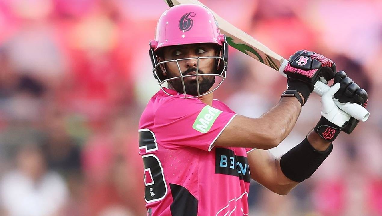 बाबर आझमचा फॉर्म पाहता पाकिस्तानच्या टी20 संघात निवड होणं कठीण दिसत आहे. टी20 वर्ल्डकप स्पर्धेसाठी पाकिस्तानने अजूनही संघ जाहीर केलेला नाही. या संघात बाबर आझमचं नाव नसल्यास आश्चर्य वाटायला नको. (Photo: Sydney Sixers X)