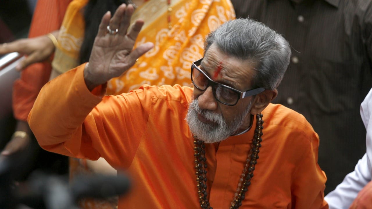 बाळासाहेबांनी आपली कारकीर्द फ्री प्रेस जर्नलमध्ये व्यंगचित्रकार म्हणून सुरू केली. एका कागदावर आपल्या ब्रशने राजकीय परिस्थितीवर भाष्य करण्याची त्यांची कला अजोड होती. पण केवळ चित्रे काढून अन्याय दूर होणार नाही, हे लक्षात आल्यावर त्यांनी १९६० मध्ये मार्मिक हे साप्ताहिक सुरू केले.