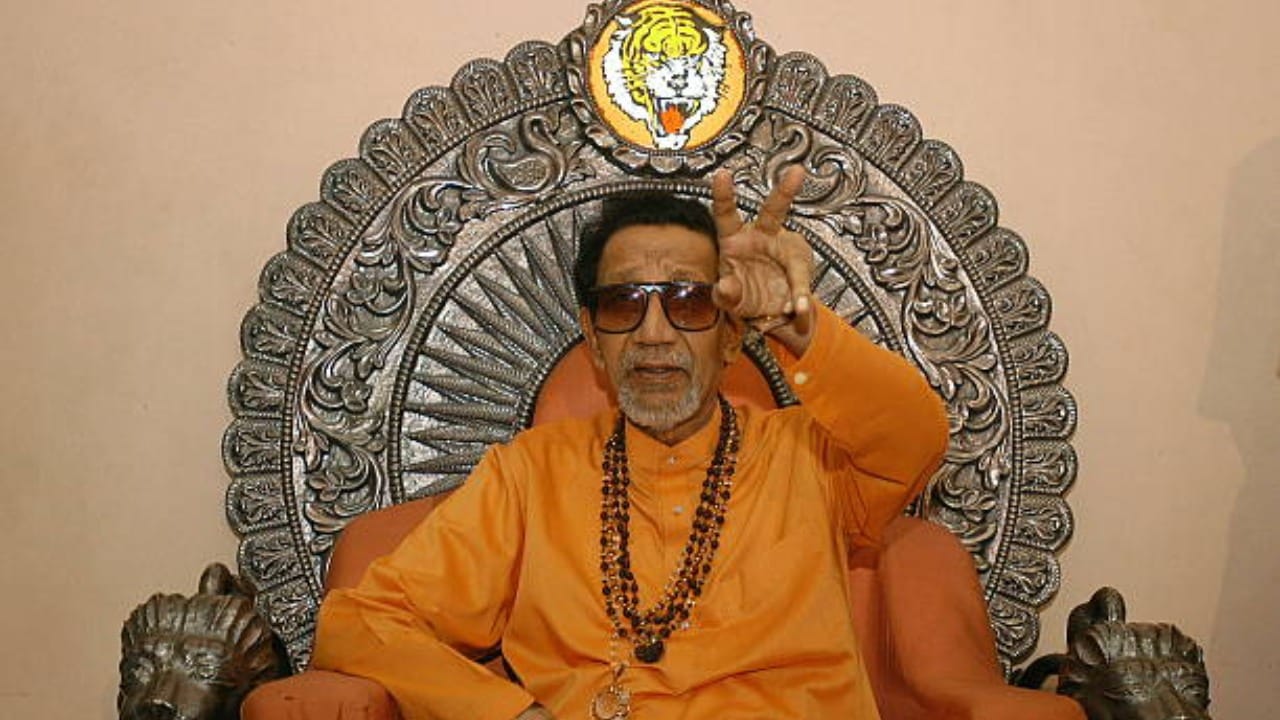 बाळासाहेबांच्या आयुष्याची सुरुवात कोणत्याही राजकीय वारशाने झाली नाही. त्यांचे वडील प्रबोधनकार केशव सीताराम ठाकरे हे मोठे समाजसुधारक होते. त्यांच्याकडूनच बाळासाहेबांना मराठी अस्मितेचा वारसा मिळाला.