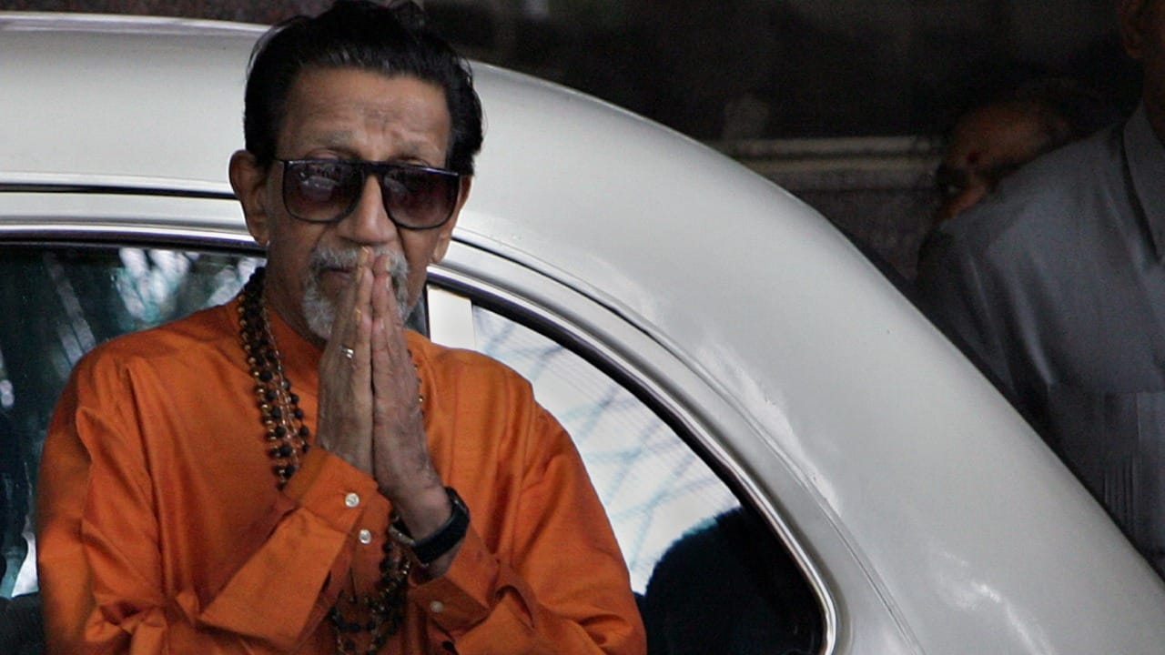 १९८० च्या दशकात बाळासाहेबांनी राजकारणाची दिशा बदलली. त्यांनी मराठी अस्मितेसोबतच हिंदुत्व हा मुख्य मुद्दा बनवला. १९८७ मध्ये त्यांनी गर्वाने सांगा, आम्ही हिंदू आहोत अशी घोषणा दिली.