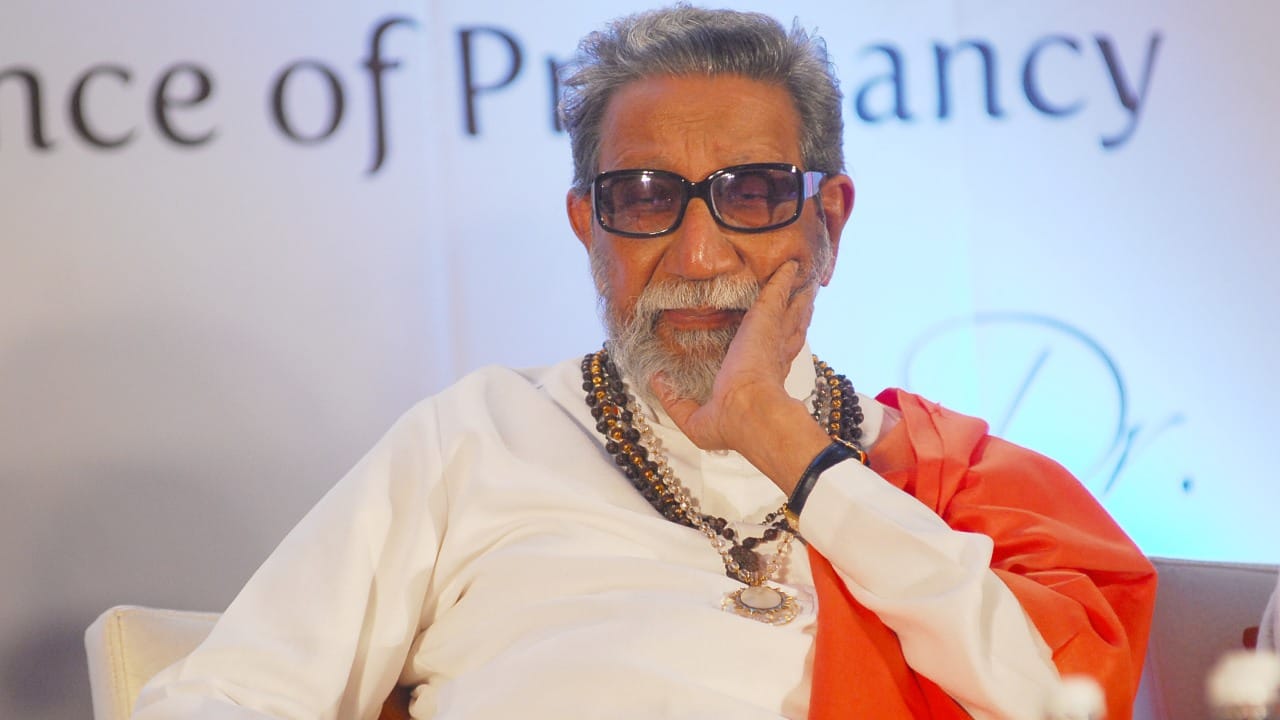 आज बाळासाहेब ठाकरे यांची १०० वी जयंती आहे. या जयंतीनिमित्त आपण एका सामान्य व्यंगचित्रकाराने मराठी माणसाच्या मनात आणि देशाच्या राजकारणात आपले स्थान कसे निर्माण केले, याचा आढावा घेणार आहोत.