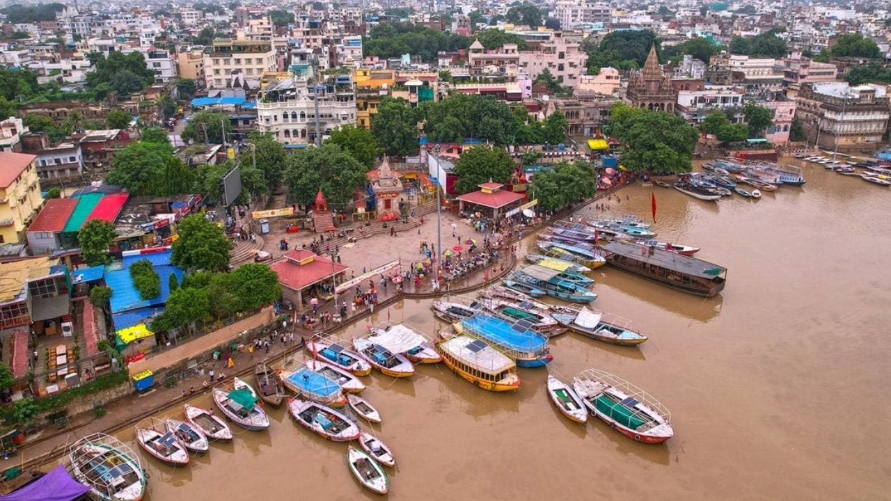 कला आणि हस्तशिल्प (बनारसी वारसा) : वाराणसीचा सांस्कृतिक इतिहास 'बनारसी शाल' आणि 'बनारसी सिल्क साड्यां'शिवाय अपूर्ण आहे. मुघल काळापासून या कलेला राजाश्रय मिळाला असून आजही ती जगभरात प्रसिद्ध आहे. तसेच, संगीत क्षेत्रातील 'बनारस घराणा' हा भारतीय शास्त्रीय संगीताचा एक अनमोल स्तंभ आहे. तसेच हे शहर कबीर, तुलसीदास आणि मुंशी प्रेमचंद यांसारख्या महान साहित्यिकांची कर्मभूमी आहे