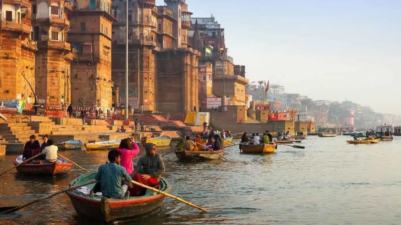 जगातील सर्वात जुने जिवंत शहर : वाराणसी हे जगातील सर्वात जुन्या सातत्याने वसलेल्या शहरांपैकी एक आहे. हिंदू पौराणिक कथांनुसार, या शहराची स्थापना भगवान शिव यांनी केली होती. पुरातत्व पुराव्यांनुसार, येथे मानवी वस्ती किमान 3000 वर्षांपासून अस्तित्वात आहे.