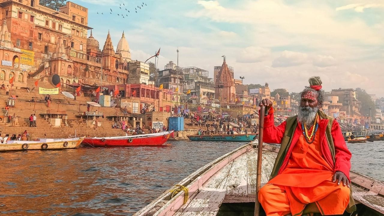 ऐतिहासिक वास्तू आणि मंदिरे : येथील 'काशी विश्वनाथ मंदिर' हे बारा ज्योतिर्लिंगांपैकी एक असून त्याला प्रचंड ऐतिहासिक महत्त्व आहे. या मंदिरावर अनेकदा आक्रमणे झाली आणि त्याची पुनर्बांधणीही करण्यात आली, जी भारताच्या संघर्षाचा आणि श्रद्धेचा इतिहास सांगते. जवळच असलेले सारनाथ हे ठिकाण बौद्ध धम्माच्या दृष्टीने ऐतिहासिक आहे, जिथे गौतम बुद्धांनी आपले पहिले प्रवचन दिले होते.