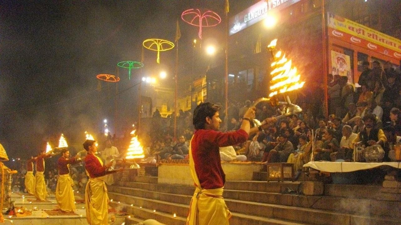 आध्यात्मिक आणि धार्मिक केंद्र : हे शहर हिंदू धर्मातील सात पवित्र शहरांपैकी (सप्तपुरी) प्रमुख आहे. मोक्षप्राप्तीसाठी येथे मृत्यू येणे अत्यंत पुण्यकारक मानले जाते. गंगा नदीचा विस्तीर्ण घाट आणि तिथे होणारी 'गंगा आरती' हे भारताच्या आध्यात्मिक संस्कृतीचे सर्वात मोठे प्रतीक आहे.