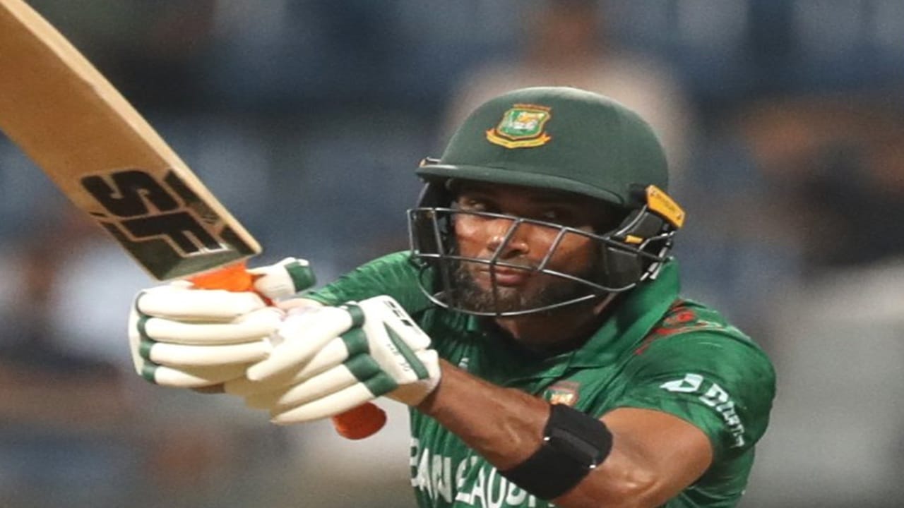 बांगलादेशचा माजी ऑलराउंडर महमुदुल्लाह या यादीत चौथ्या स्थानी आहे. महमुदुल्लाह बांगलादेशसाठी टी 20i वर्ल्ड कप स्पर्धेत सर्वाधिक सामने खेळणारा पहिला खेळाडू आहे. महमुदुल्लाह याने 37 सामन्यांमध्ये 458 धावांसह 9 विकेट्सही घेतल्या आहेत. (Photo Credit : Icc X Account)