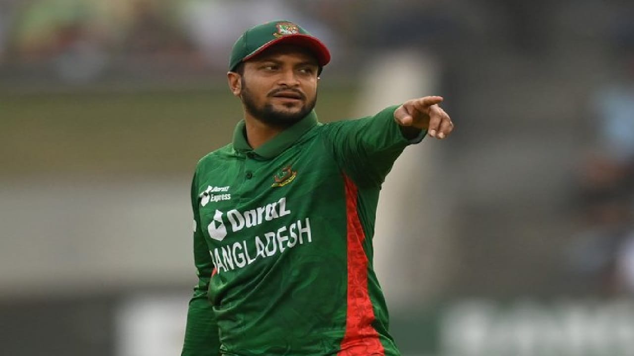 बांगलादेशचा अनुभवी ऑलराउंडर शाकिब अल हसन या यादीत दुसऱ्या स्थानी आहे. शाकिबने या स्पर्धेतील 43 सामन्यांमध्ये 853 धावा केल्या आहेत. तसेच 50 विकेट्सही मिळवल्या आहेत. (Photo Credit : Icc X Account)