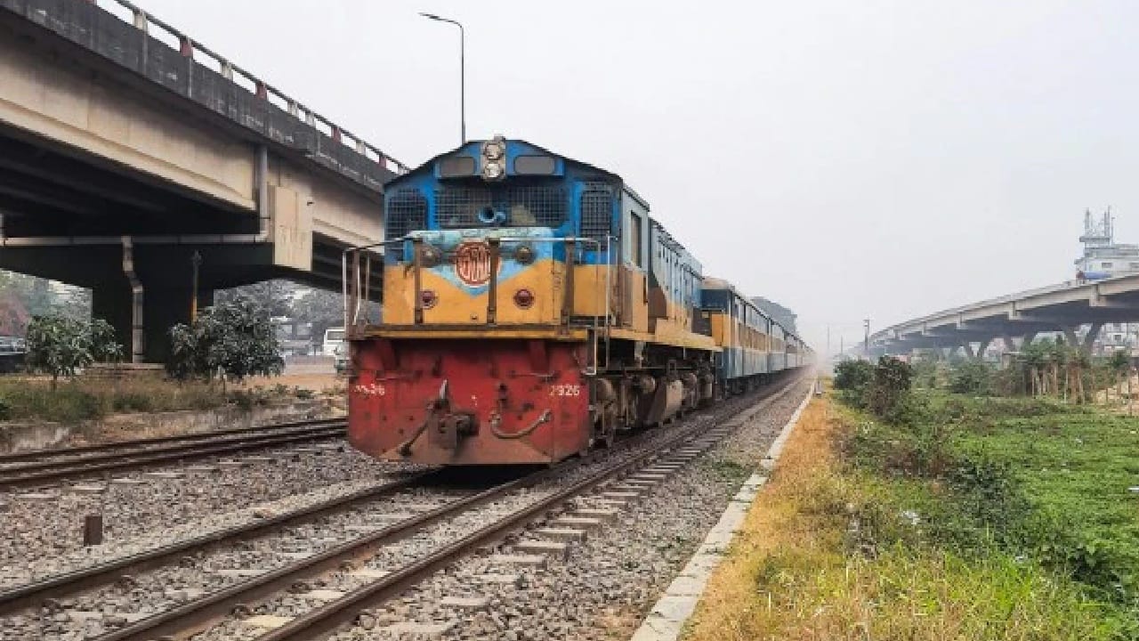 त्यामुळे त्यांनी ती पहिली लाईन न काढता तिथे एक एक्स्ट्रा ट्रॅक लावला. त्यामुळे तेथील ट्रॅकवर मीटर गेज आणि ब्रॉड गेज या दोन लाईन्स तिथे आहेत. 