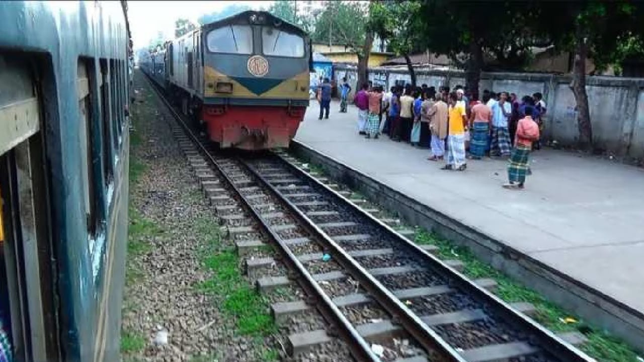 जगातील काही ठिकाणी रेल्वे ही दोन नाही तर तीन ट्रॅकवर धावताना बघायला मिळते. त्यामध्ये एक देश आहे त्याच नाव आहे बांग्लादेश. 