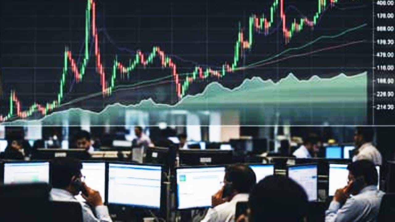 Ujjivan Small Finance Bank चा पेनी शेअर जोमात आहे. या गुरुवारी या शेअरमध्ये जवळपास 3 टक्क्यांची तेजी आली आहे. या शेअरचा भाव 60 रुपयांपर्यंत पोहचला. हा शेअर गेल्या 52 आठवड्यातील उच्चांकावर पोहचला. गेल्या वर्षी जानेवारी महिन्यात हा शेअर 30.85 रुपयांच्या निच्चांकावर पोहचला होता.