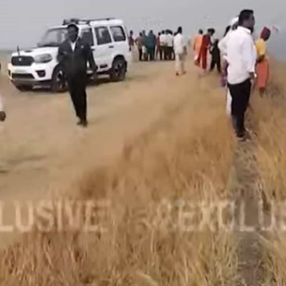 उपमुख्यमंत्री अजित पवार यांच्या विमानाला अपघात झाला आहे. बारामतीत एका शेतात हे विमान कोसळलं आहे. अजित पवार यांची आज बारामतीमध्ये सभा होती.