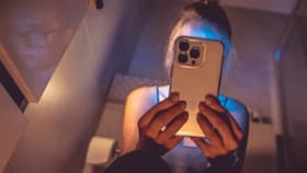 बाथरुममध्ये फोनवर बोलणाऱ्या नववीच्या मुलीची आत्महत्या, नेमकं काय घडलं?.