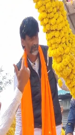 Beed : मनोज जरांगे यांचं परळी तालुक्यातील मिरवटमध्ये जंगी स्वागत