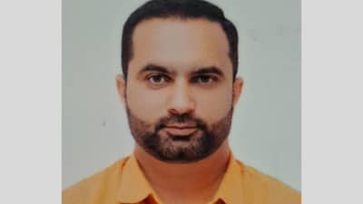 मोठी बातमी! बीड हादरलं, सरकारी अधिकाऱ्याचा संशयास्पद मृत्यू, त्याच्याच कारमध्ये सापडली डेड बॉडी