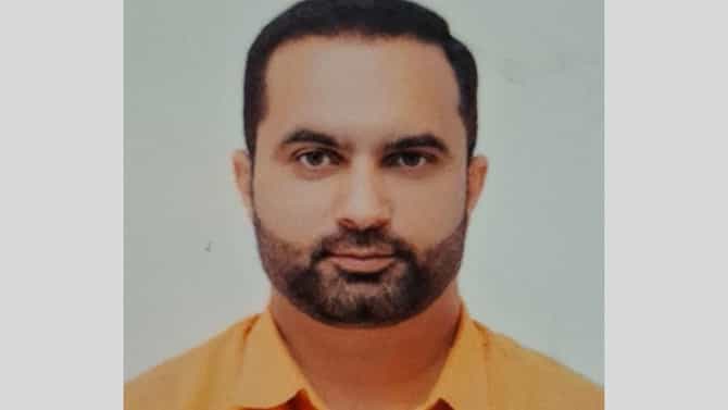 मोठी बातमी! बीड हादरलं, सरकारी अधिकाऱ्याचा संशयास्पद मृत्यू, त्याच्याच कारमध्ये सापडली डेड बॉडी