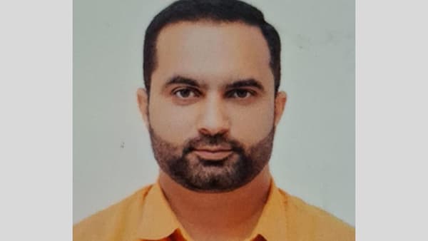 मोठी बातमी! बीड हादरलं, सरकारी अधिकाऱ्याचा संशयास्पद मृत्यू, त्याच्याच कारमध्ये सापडली डेड बॉडी