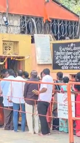 अंगारकी चतुर्थी निमित्त परळीतील दक्षिणमुखी गणेश मंदिरात भाविकांची गर्दी.