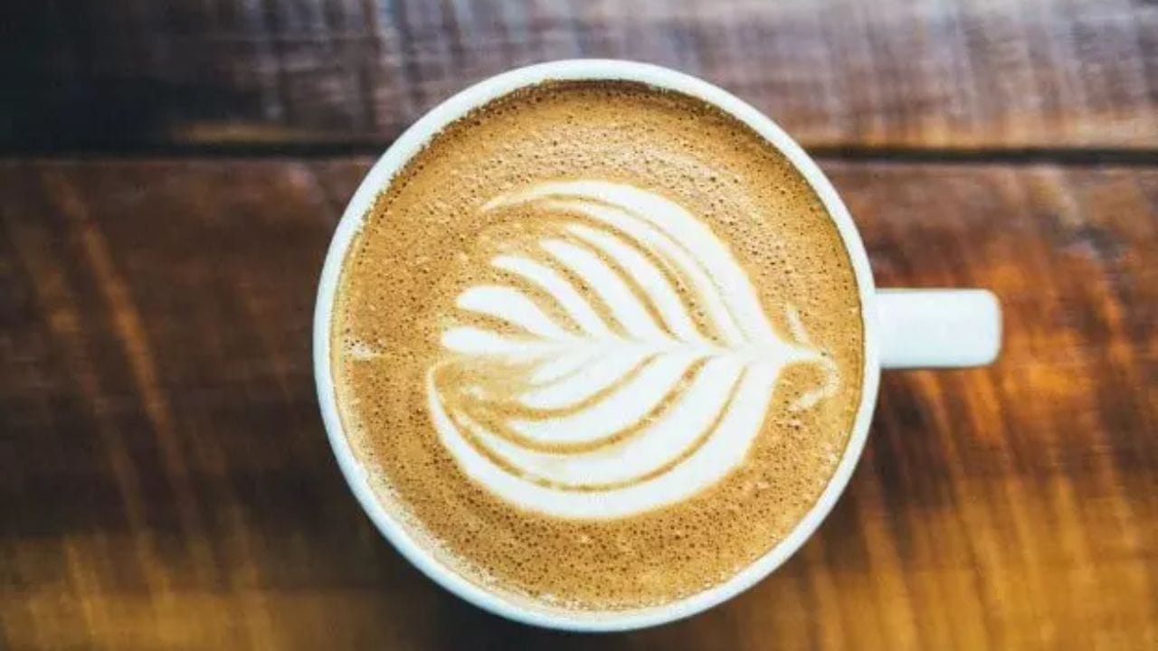 अनेकांसाठी कॉफी म्हणजे फक्त पेय नसून तो एक एनर्जी डोस आहे. सकाळी उठल्याबरोबर वाफाळलेला कॉफीचा कप घेतल्याशिवाय अनेकांचा दिवस सुरू होत नाही. कॉफीमधील कॅफिन आपल्याला इन्स्टंट एनर्जी देते. पण आज आपण दिवसातून किती कप कॉफी प्यावी आणि कधी प्यावी, याबद्दल जाणून घेणार आहोत.