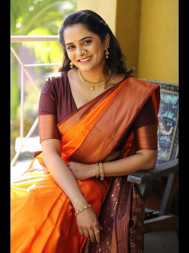 भाग्यश्री मोटेचं केसरी रंगाच्या साडीत अप्रतिम सौंदर्य, लुकने वेधलं लक्ष