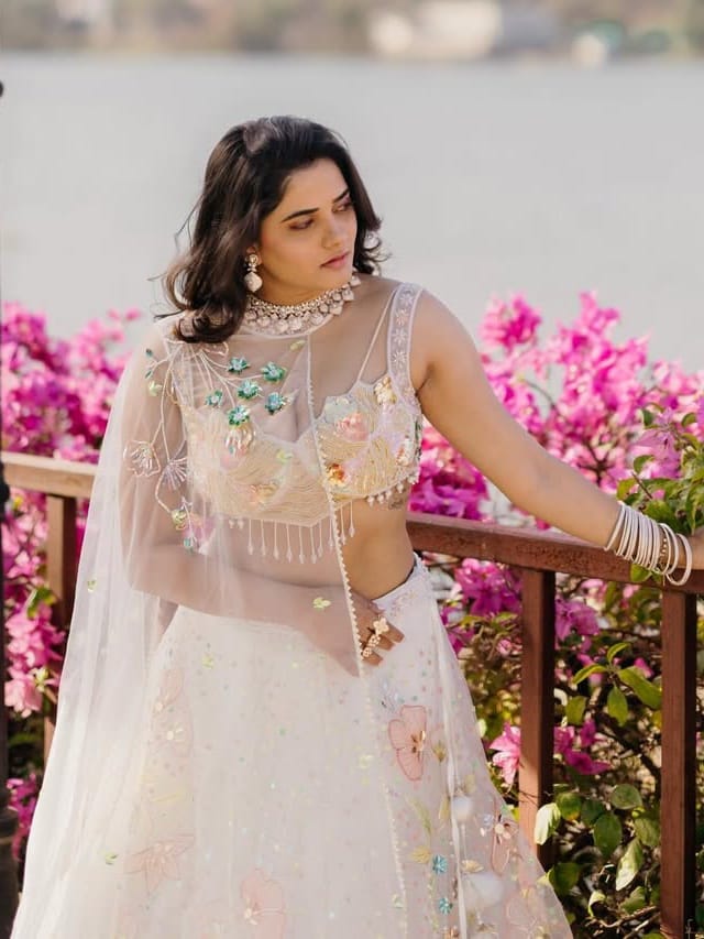 'चंद्राला सोडून तुला बघत बसावं', भाग्यश्रीच्या नवीन लुकवर चाहते फिदा