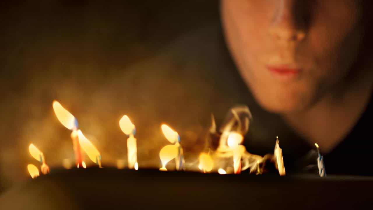 प्राचीन ग्रीक परंपरा: वाढदिवसाला मेणबत्ती विझवण्याची ही परंपरा प्रामुख्याने प्राचीन ग्रीस मधून सुरू झाली आहे. मेणबत्तीचा प्रकाश हा 'जीवनाचा प्रकाश' मानला जातो आणि तो विझवून भविष्यातील चांगल्या आरोग्यासाठी व सौभाग्यासाठी प्रार्थना केली जाते.