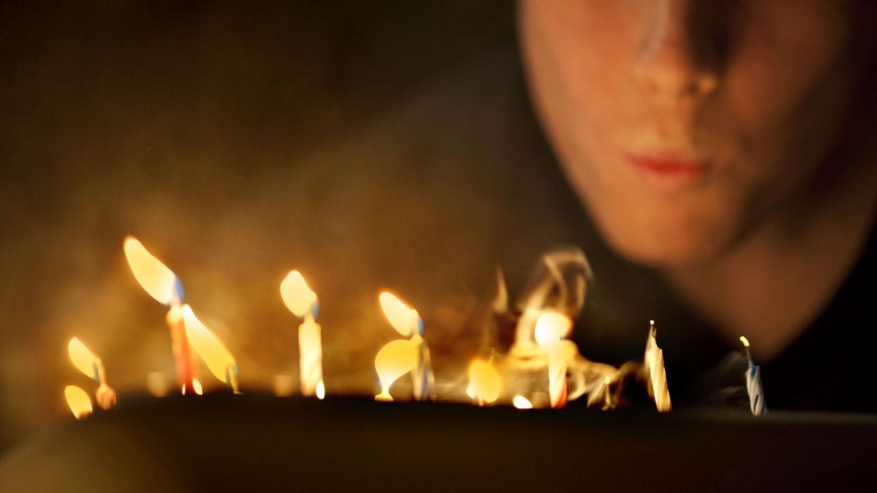 प्राचीन ग्रीक परंपरा: वाढदिवसाला मेणबत्ती विझवण्याची ही परंपरा प्रामुख्याने प्राचीन ग्रीस मधून सुरू झाली आहे. मेणबत्तीचा प्रकाश हा 'जीवनाचा प्रकाश' मानला जातो आणि तो विझवून भविष्यातील चांगल्या आरोग्यासाठी व सौभाग्यासाठी प्रार्थना केली जाते.