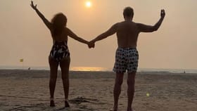 80 वर्षांचा अभिनेता 29 वर्षांनी लहान पत्नीसोबत गोवा बीचवर रोमँटिक.