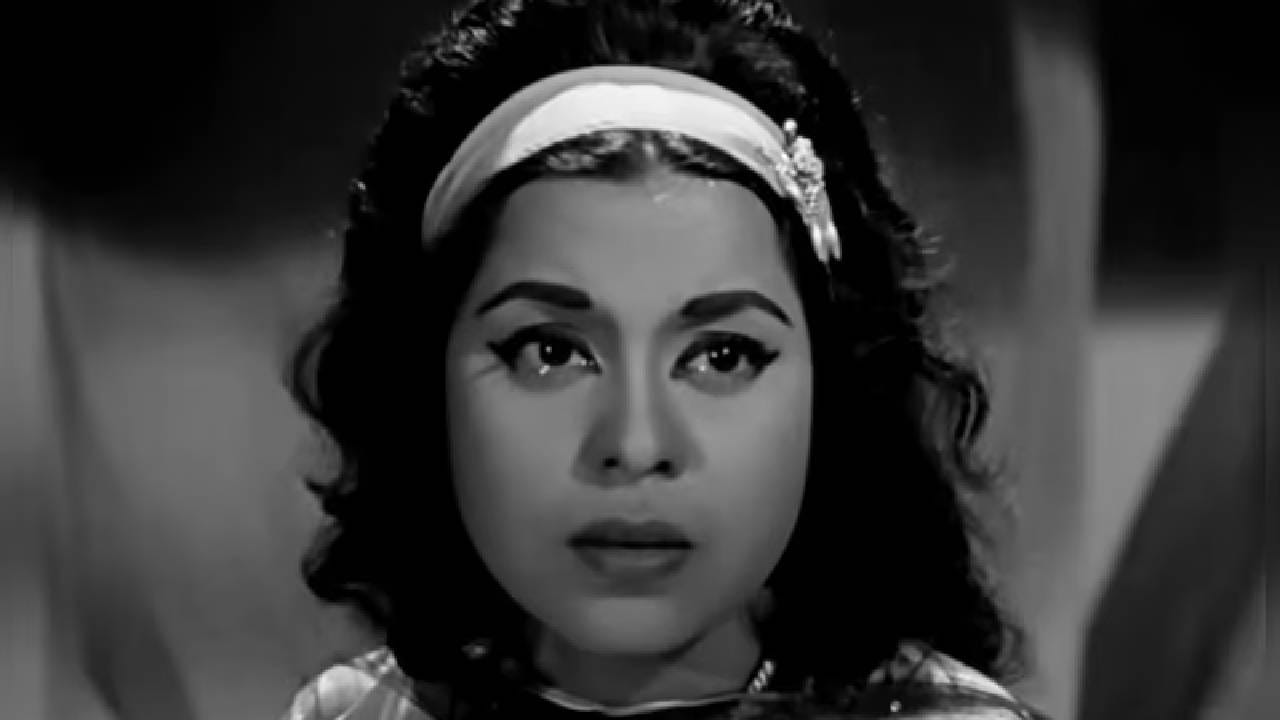 आता सस्पेंस संपवून गाण्याचे नाव सांगतो. किशोर कुमार यांच्या ज्या गाण्याविषयी आम्ही बोलत आहोत ते दुसरे कोणी नाही तर, प्रत्येकांच्या तोंडून निघणारे 'मेरे महबूब कयामत होगी' आहे. किशोर कुमार यांचे हे गाणे आज यूट्यूबवरील सर्वाधिक पाहिले आणि ऐकले जाणारे साँग बनले आहे. हे गाणे चित्रपट ‘मिस्टर एक्स इन बॉम्बे’ मधील आहे.