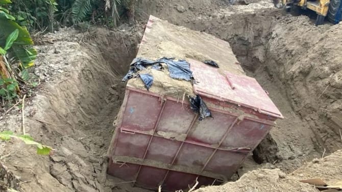 या देशात काही तरी मोठं घडणार; देशाचा सुप्रीम लीडरच बंकरमध्ये लपला