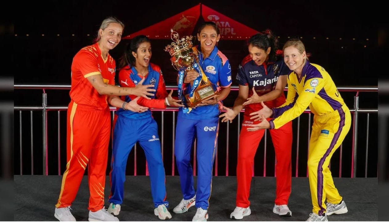 महिला क्रिकेट स्पर्धांमध्ये मैदानाचा आतील सर्कल पुरुष क्रिकेटपेक्षा थोडे लहान असते. आयसीसीच्या नियमांनुसार, महिला क्रिकेटमध्ये अंतर्गत वर्तुळाची त्रिज्या २३ मीटर असते, तर पुरुष क्रिकेटमध्ये ती २७.४३ मीटर इतकी ठेवली जाते.महिलांची ताकद पाहून हा वर्तुळाचा  आकार कमी करण्यात आला आहे. मैदानातील अंतर्गत वर्तुळ थोडे असल्याने महिला क्रिकेटपटूंना पॉवरप्ले दरम्यान अधिक आक्रमक शॉट्स खेळण्याची संधी मिळते.