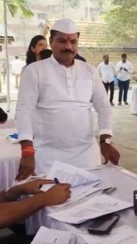 पुणे : वडगाव मावळ तहसील कार्यालयात जिल्हा परिषद निवडणुकीसाठी उमेदवारांची गर्दी.