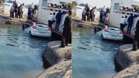 बादशाह इनामदार यांची कार कोसळली कॅनॉलमध्ये.