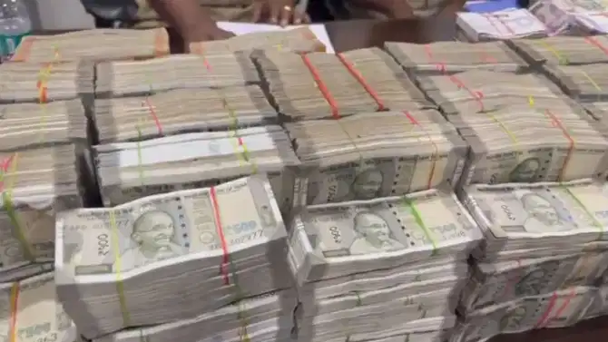 मुंबईत सुमारे अडीच कोटींची रक्कम सापडली, भरारी पथकाची मोठी कारवाई, थेट व्हॅनमधूनच…
