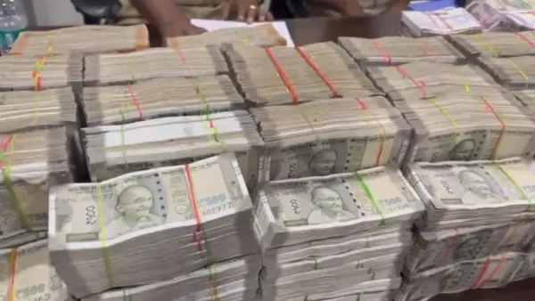 मुंबईत सुमारे अडीच कोटींची रक्कम सापडली, भरारी पथकाची मोठी कारवाई, थेट व्हॅनमधूनच…