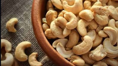 कमकुवत केसांसाठी हा ड्रायफ्रूट ठरतोय संजीवनी, एका क्लिकवर जाणून घ्या केसकगळतीवर घरगुती उपा