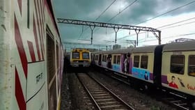 Mumbai Local : मध्य रेल्वेची वाहतूक विस्कळीत, प्रवाशांचा संताप.