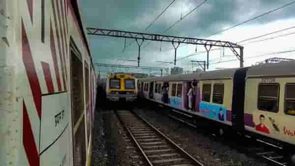Mumbai Local : मध्य रेल्वे पुन्हा कोलमडली, जागोजागी लोकल खोळंबल्या, नेमकं काय घडलं?