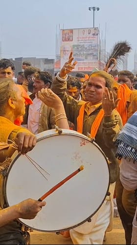 भंडाऱ्याची उधळण करीत यळकोट यळकोट मल्हार करीत चंदनपुरी यात्रोत्सवास सुरूवात.